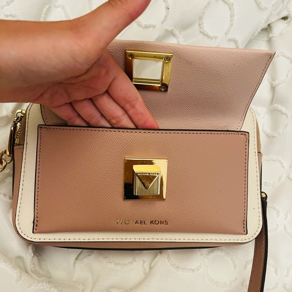 Michael Kors Crossbody Camera Bag - Picture 8 of 9